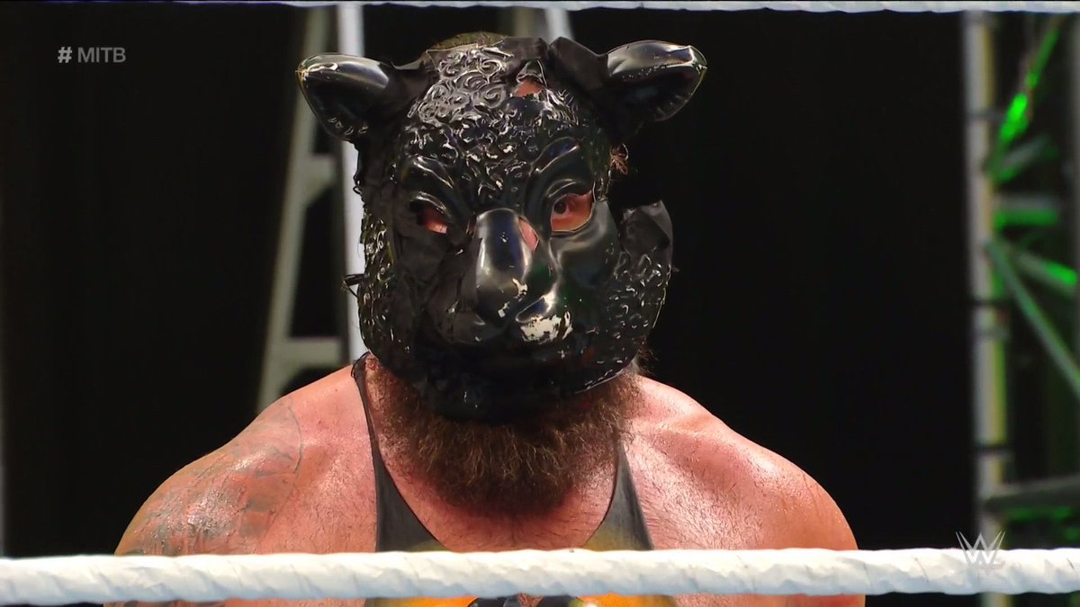 FansWWE_Club's tweet photo. La Oveja Negra, Como hizo su debut hace años para atacar a Roman Reigns &amp; Dean Ambrose. #MITB https://t.co/zfKigvW56G