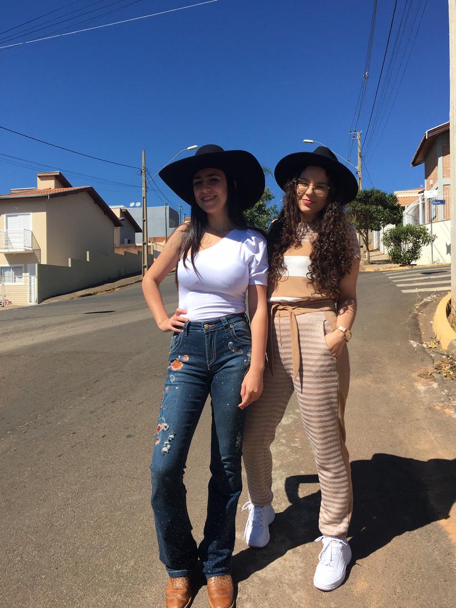 MariaFlavia2001's tweet photo. Mesmo ela brigando comigo quase todos os dias, não gostando de nada que eu gosto e implicando com minhas roupas sempre, eu amo ela. ❤️
Não somos parecidas nem nos estilos kkkk. https://t.co/1S9TTj8fGh