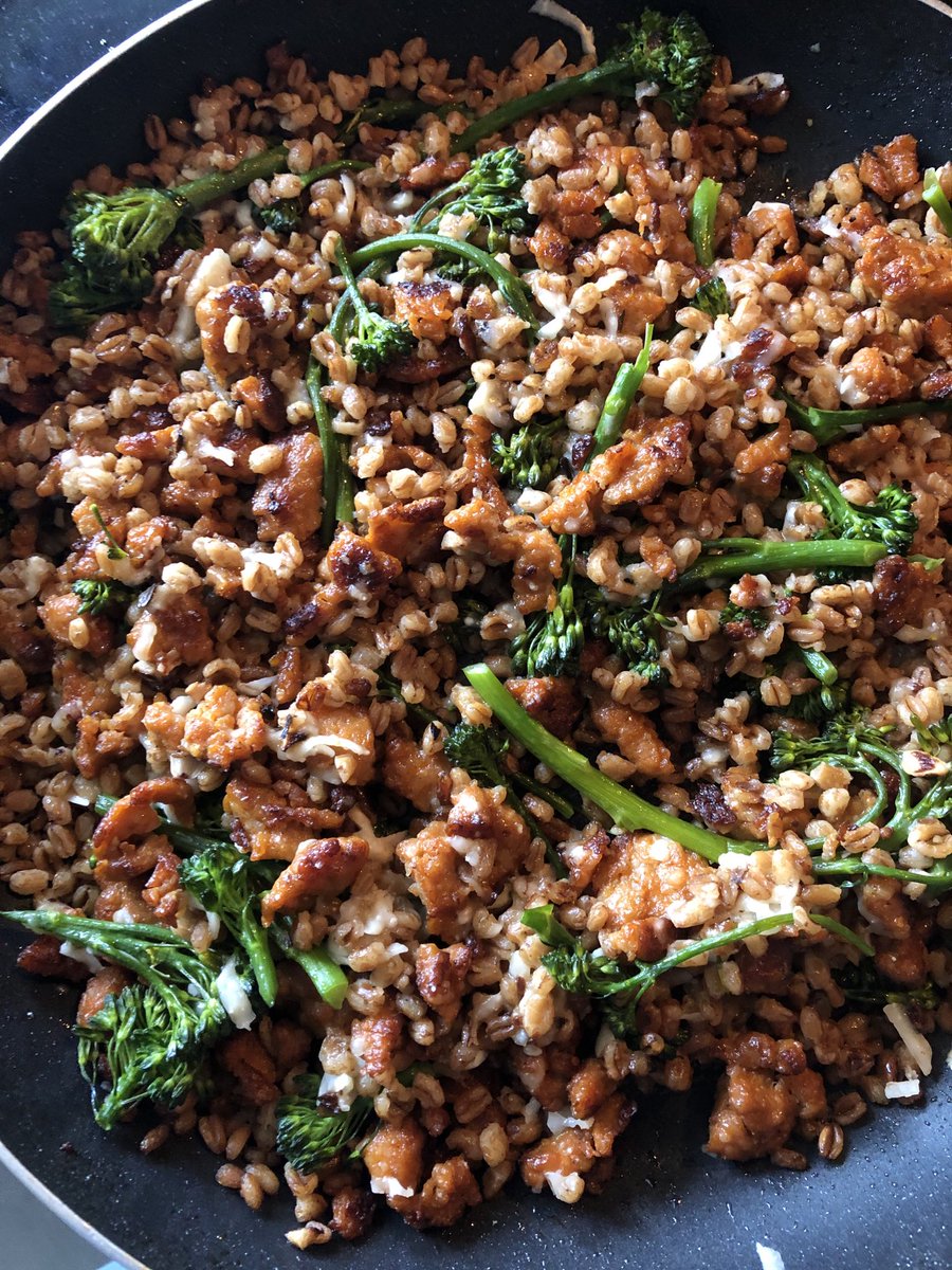 Third time in a month I’ve made Alison Roman’s recipe for “Spelt with Crispy Sausage, Flowering Broccoli, and Green Garlic” from her aptly named “Dining In” cookbook. Subbed broccolini, kale, and farro, and added mushrooms. So good, we forgot to add the grated cheese! #DiningIn