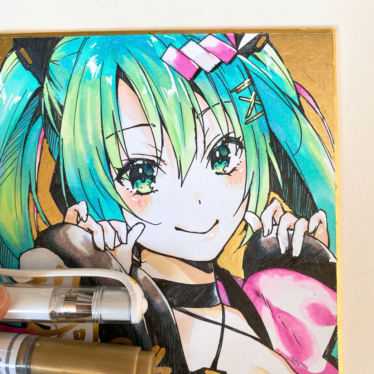 初音ミク 「色紙描いたのじゃ?金マッキー大好き? 」|しおみづ🐰次はC102参加予定のイラスト