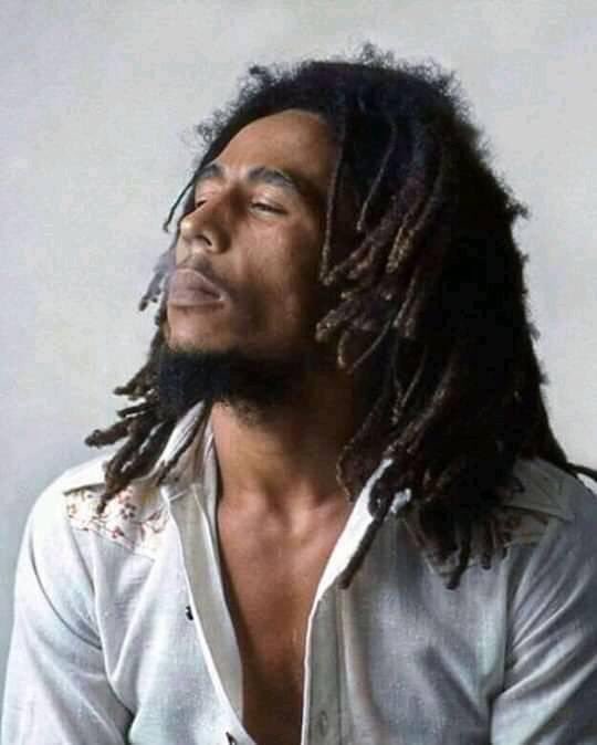 Marley a reçu des funérailles d'État en Jamaïque le 21 mai 1981, qui a combiné des éléments d'Église éthiopienne orthodoxe et de la tradition Rastafarienne. Il a été enterré dans une chapelle près de sa ville natale avec sa guitare rouge