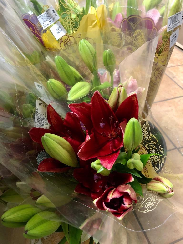 THDFox's tweet photo. @THD2301 treated all of our #mothers to cupcakes &amp; lilies today to show how much we appreciate them 🌺🧡🌺 #mothersday2020 #employeeappreciation #orangemamas #kystrong #EssentialWorkers @jnny_hd @mshinnTHD @thd_young @jerryshoemake10 @DavidRidenour19 https://t.co/W2QmpFg5PV