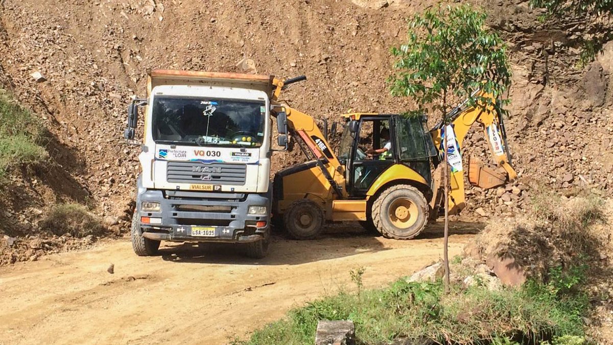 prefecturaloja's tweet photo. ⚠🚜 #VialidadRural | Nos encontramos realizando MANTENIMIENTO VIAL, en la 🚧[Vía #Cangochara - #Collingora].
📌#SantaTeresita - #ESPÍNDOLA

#QuédateEnCasa |#TrabajamosConResponsabilidad✔️ https://t.co/NxbqwAx7Vx