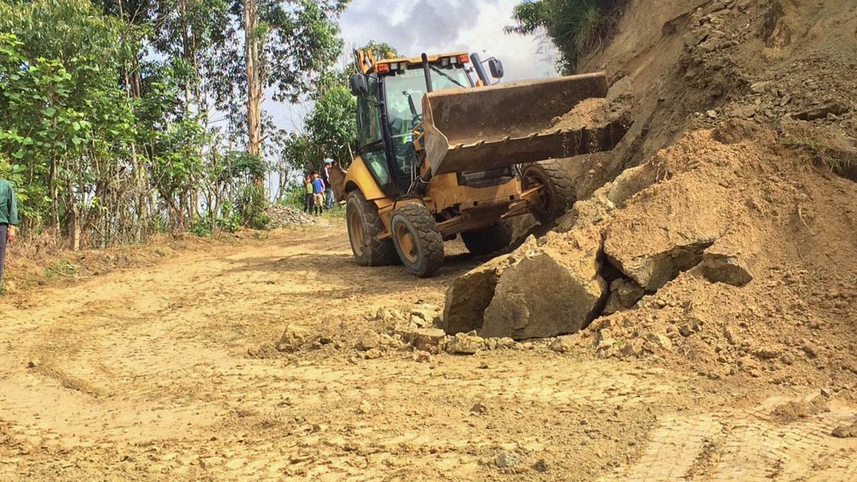 prefecturaloja's tweet photo. ⚠🚜 #VialidadRural | Nos encontramos realizando MANTENIMIENTO VIAL, en la 🚧[Vía #Cangochara - #Collingora].
📌#SantaTeresita - #ESPÍNDOLA

#QuédateEnCasa |#TrabajamosConResponsabilidad✔️ https://t.co/NxbqwAx7Vx