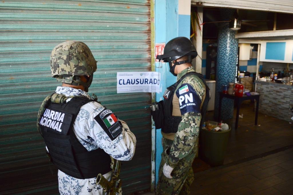 CPMVeracruz's tweet photo. La gente deveras no entiende, estaban atiborrados los locales. 🙄👇Autoridades clausurararon locales de la Plaza del Mar del puerto de #Veracruz por no respetar las medidas de contingencia para evitar contagios de #COVID19 #CPM #CPM_VER https://t.co/AfqeJm2E1L