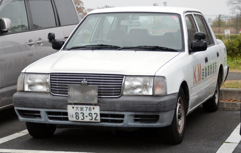 Yxs10 Twitterren 教習車を教習車として8ナンバー登録できるのは指定教習所などに限られており 実技試験が免除されない届出教習所では 教習車の装備を一通り持ちつつベース車の形状で登録されています 当車はタクシー仕様のコンフォートがベースですが魔改造過ぎて