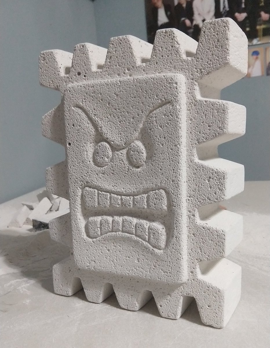 ATuscanyArt's tweet image. Se me olvidó compartirles por acá pero la semana pasada me tocó trabajar un par de #Thwomp pedidos a través de mi tienda de #Etsy y la verdad disfrute mucho trabajar en ellos :'3 hacía mucho que no esculpia y ya lo extrañaba, espero les gusten a los clientes! 🔥💚 #MarioBros