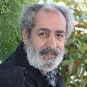 seviyorum başka seçeneğim yok
yedeğimde yeni acılarım var, öderim diyetini
yeni yazgılar bulurum belki, şiirlere vururum kendimi
başımı kitaplara yaslarım
toplarım şarkılardan yasadışı aşkları sürerim alanlara

seviyorum
başka seçeneğim yok
yeter sınama beni.

#hicriizgören