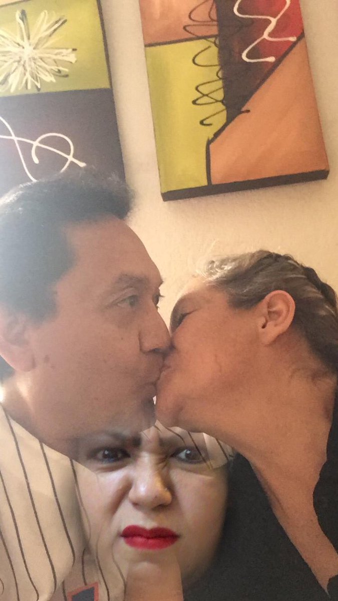 giovazquez's tweet photo. Llevo todo el día agregándome a las fotos de mi familia por que ellos están con mi mamá y yo no #endigna  😂😂😂😂 https://t.co/j7fsgtVMLp