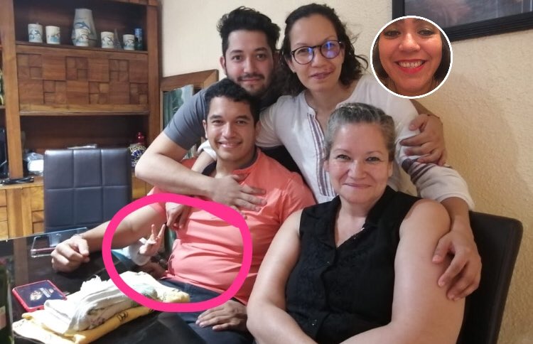 giovazquez's tweet photo. Llevo todo el día agregándome a las fotos de mi familia por que ellos están con mi mamá y yo no #endigna  😂😂😂😂 https://t.co/j7fsgtVMLp