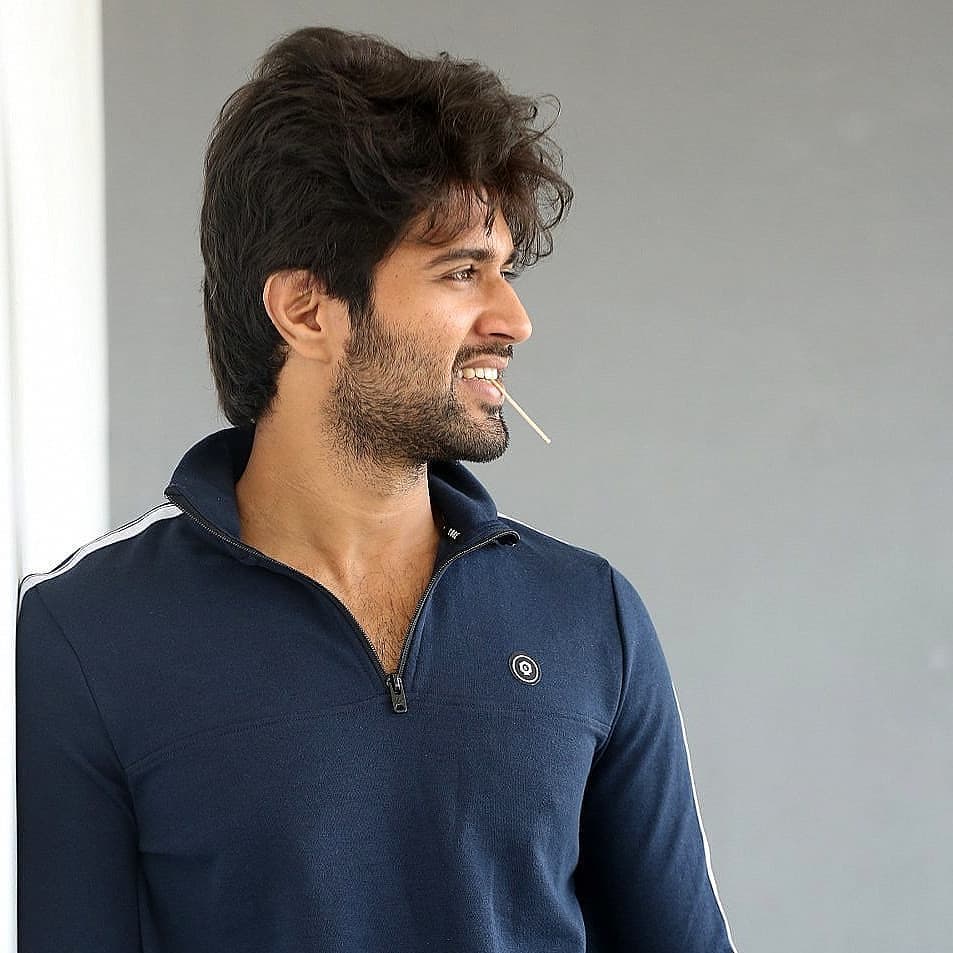 maqsud_max's tweet photo. @TheDeverakonda
I think #VijayDeverakonda
Is #Sunilshetti improvised version 2.0
@SunielVShetty
Body language.. style.. dialogue delivery... added advantage of Acting...
#hbdvijaydevarakonda https://t.co/s9le3bSABp