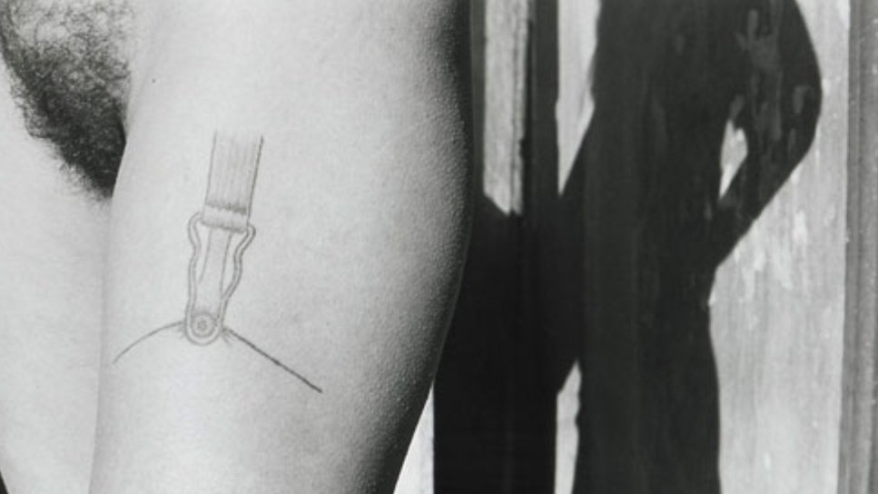 History Fotos on X: "Rosalía tiene el mismo tatuaje que la artista Valie Export. Se trata del broche de una liga (fetiche hecho carne). La critica a la objetualizacion de la mujer