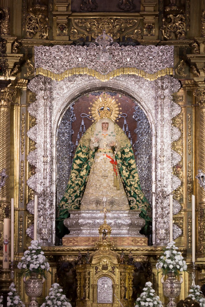 Abre la Basílica de la <a href="/Hdad_Macarena/">Hermandad de la Macarena</a> . La Virgen porta en la saya la Medalla del Colegio de Médicos de Sevilla en homenaje al sistema sanitario y sus profesionales. Foto: Álvaro Heras
