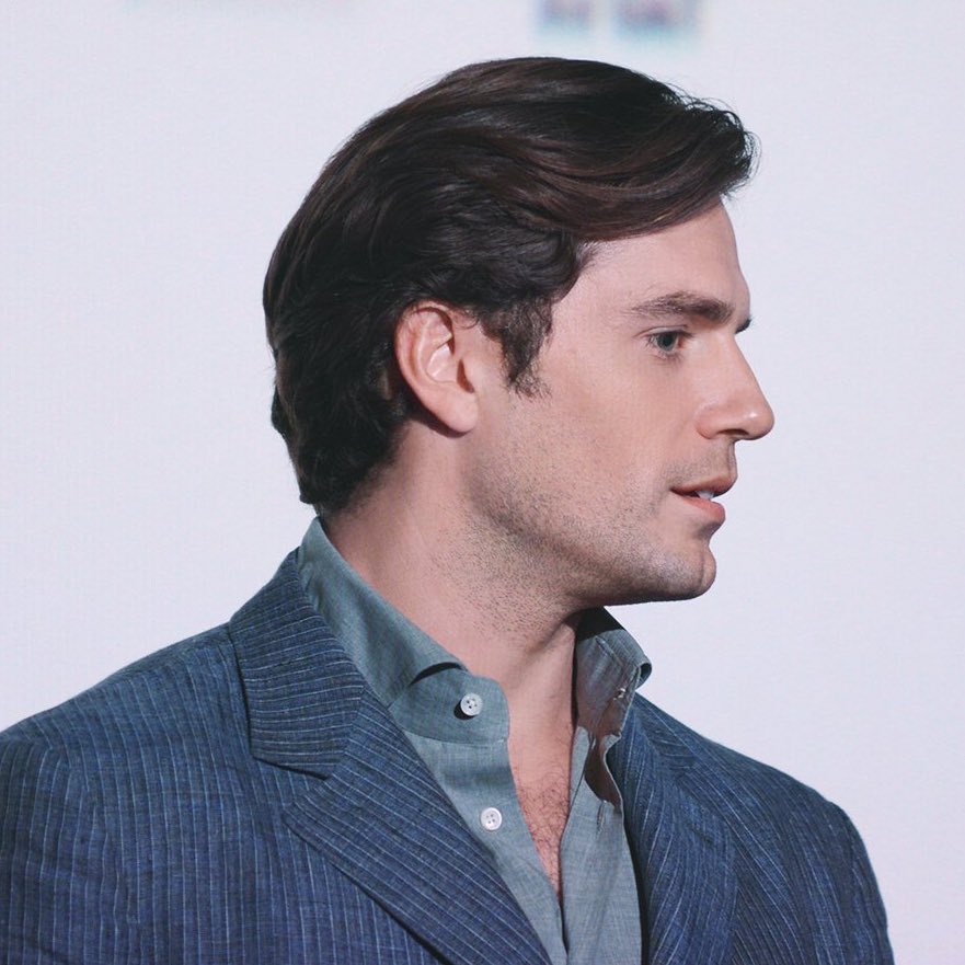 henry cavill’s side profile.... that’s the tweetpic.twitter.com/ZXFwCmlRwL.