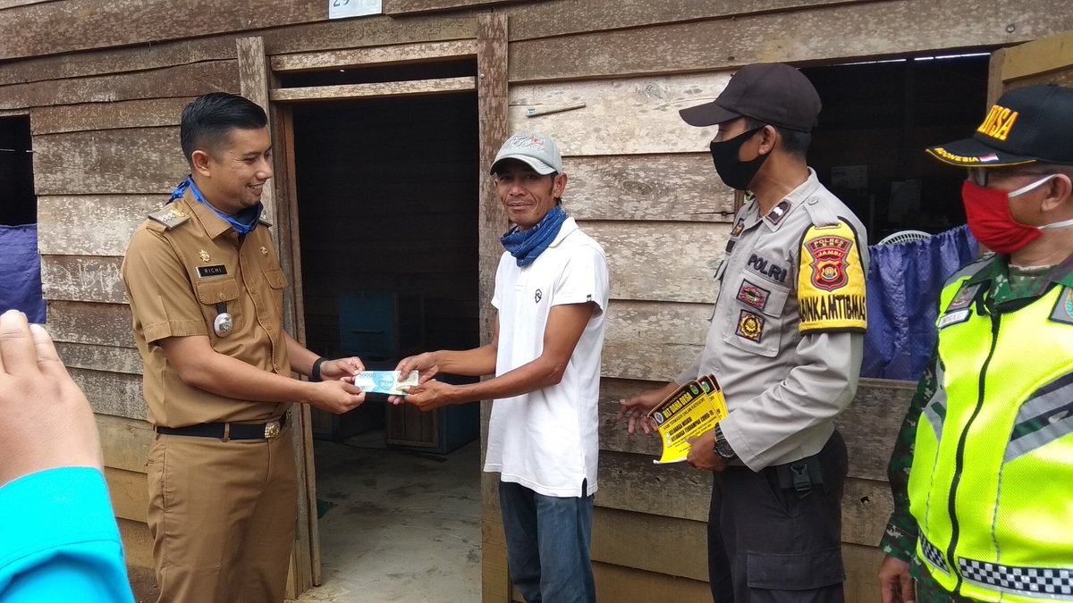 Darmisih9's tweet photo. Penyaluran BLT DD didesa perintis kec.rimbo bujang
#BLTDDBerkah 
#TppiTebo 
#Jambi
@jokowi 
@anwsanusi 
@halimiskandarnu 
@taufikmadjid71
@fachrilabalado 
@imansyukri https://t.co/92e0ybZnoo
