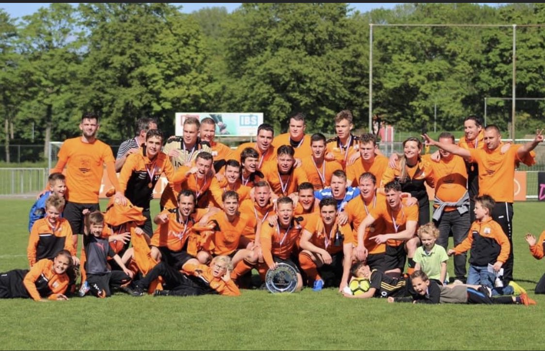 VVTB1's tweet photo. Vandaag één jaar geleden 🧡🖤 #Kampioen https://t.co/coav3o3Det