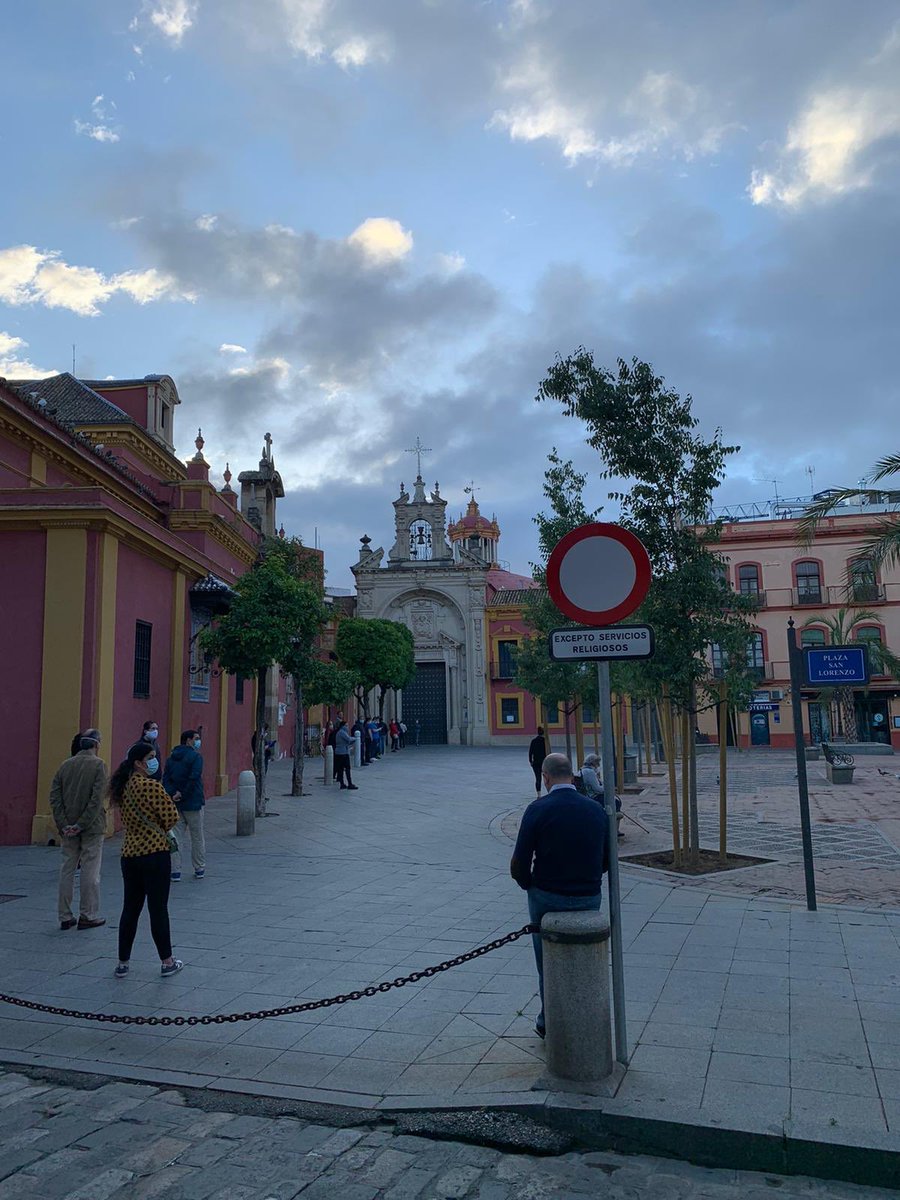 Me envían esta foto de la plaza de San Lorenzo a las puertas del <a href="/HdadGranPoder/">Hermandad Gran Poder</a> . Emociona...