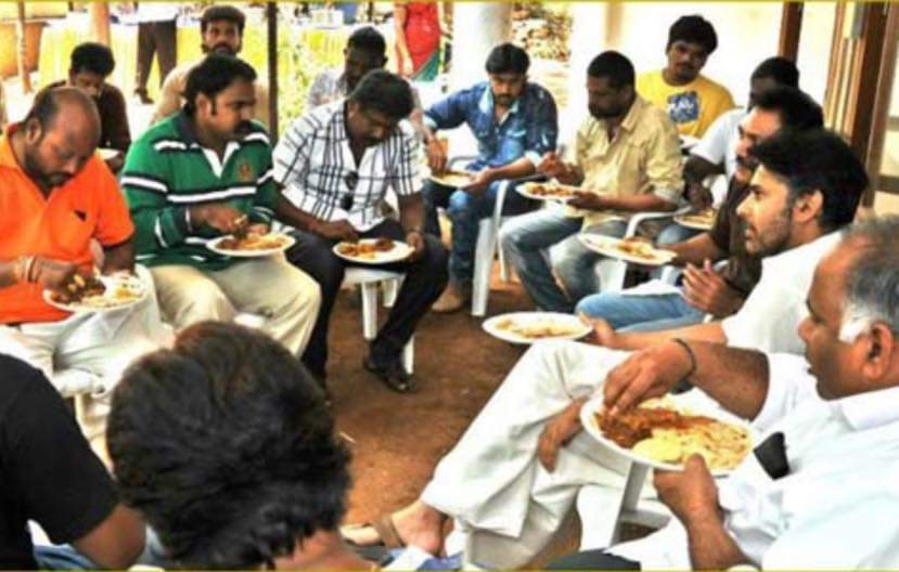 BoddojuKumar's tweet photo. Invited them to his home for Lunch, Served them Food himself, Had a cheerful conversation, Later sent each of them a box of mangoes from his farm.

PawanKalyan ❤️

#8YrsOfGabbarSinghHysteria https://t.co/L7gMNRfjIl