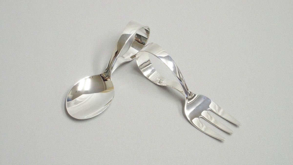 内藤銀器製作所 Twitterren 赤ちゃん用 銀スプーンのすごいところ 生まれてきた子に銀のスプーンで食べさせると 一生食べ物に困らない と言われている 毒を見破るなど 殺菌作用がすごい と言われている 赤ちゃん専用にすることで虫歯にならない はず