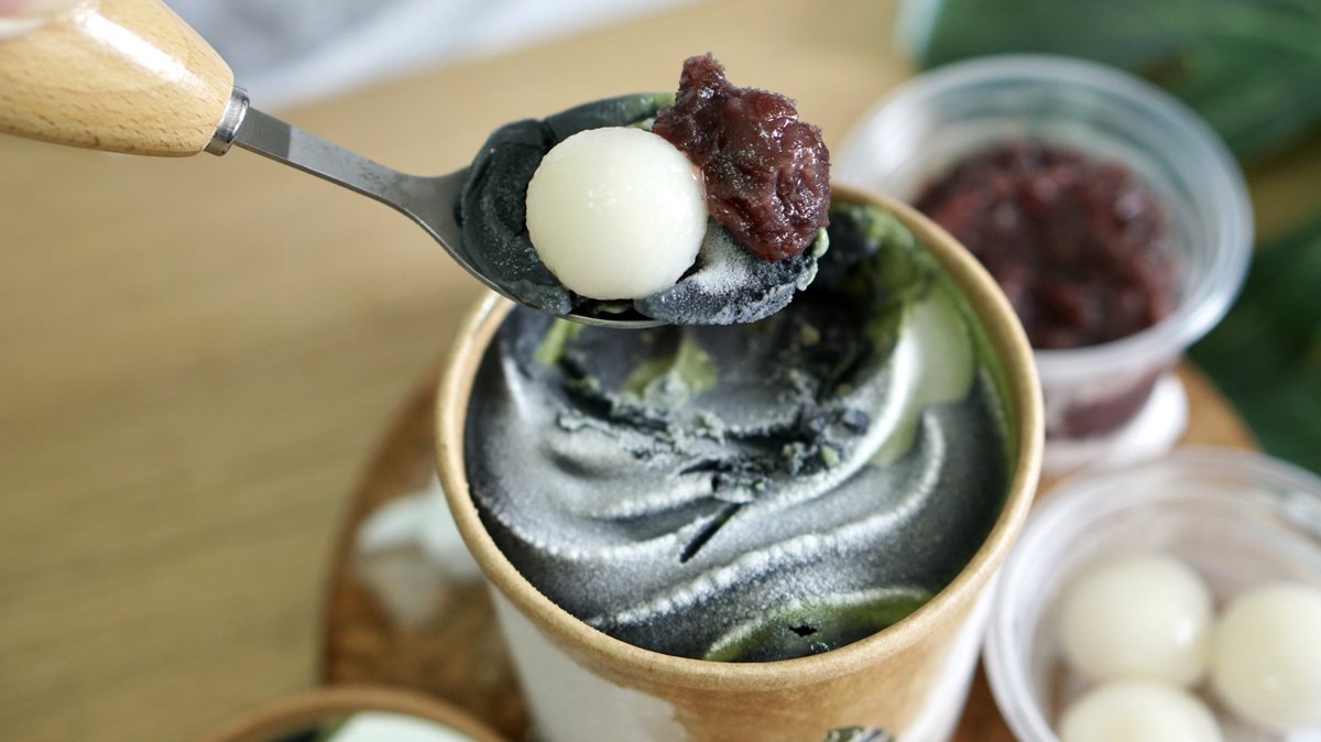 japaikin's tweet photo. Soft cream take home สำหรับคนที่ยัง WFH เช่นเรา! ตอนแรกคิดว่าจะกินคนเดียว แต่คืออัดแน่นมากแม่ สรุปต้องแบ่งน้องกินด้วย 555 // ใครที่ชอบซอฟท์ครีมถ่านไม้ไผ่ กับ มัทฉะ ของ Kyo Roll En อยู่แล้วต้องมีโดนบ้างล่ะ 
💰420฿ /pint #อร่อยไปแดก @aroii 
📍สั่งได้ทุกช่องทางของเพจ &amp; Lineman https://t.co/F4FpFYMuIB