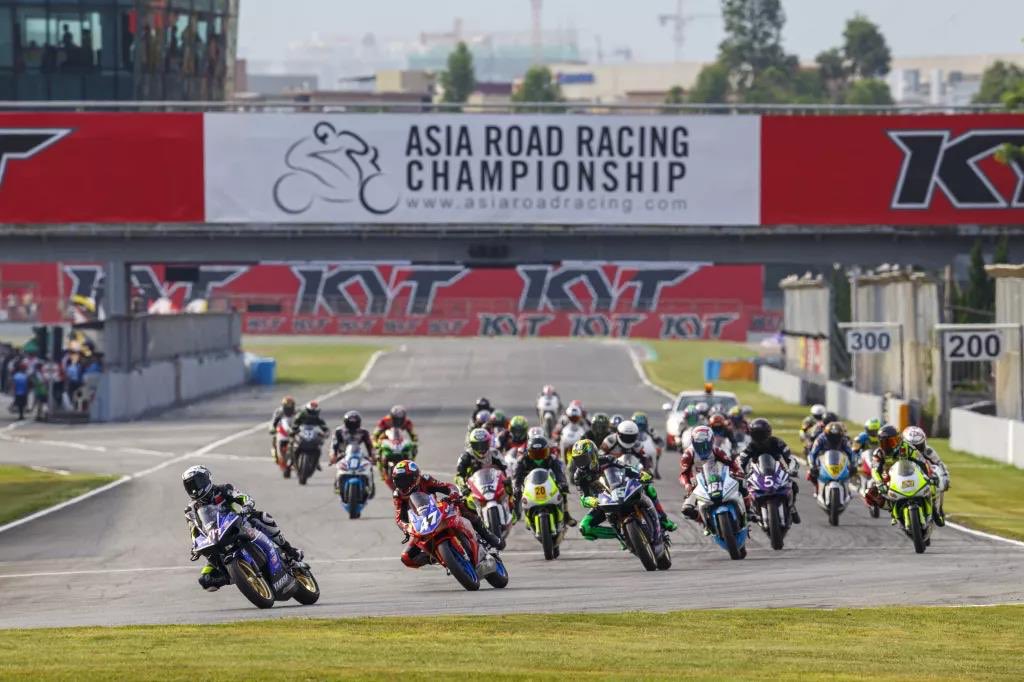 mrtracer85's tweet photo. #ChinaRacingInfo: Zhuhai International Circuit ได้ลิขสิทธิ์การจัด ARRC เจ้าเดียวในจีน ณ ขนะนี้ 

ซึ่งเป็นรายการแข่งรถมอเตอร์ไซค์ที่ใหญ่สุดในเอเชีย มีซัพพอร์ตเรซเพื่อเปิดโอกาสให้นักแข่งหน้าใหม่,รุ่นเก๋าลงแข่งขันคือ 

#Zicmotorbike ที่อี้ป๋อแข่งชนะในกรุ๊ปD เมื่อปีที่แล้ว

#TRACER85 https://t.co/8KqEZgyzrl