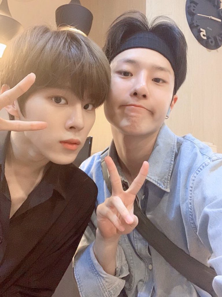 dongpyotv's tweet photo. pinning this until we get another seungseok selca,,, 🤟🏻 https://t.co/gwS9TUPFFi