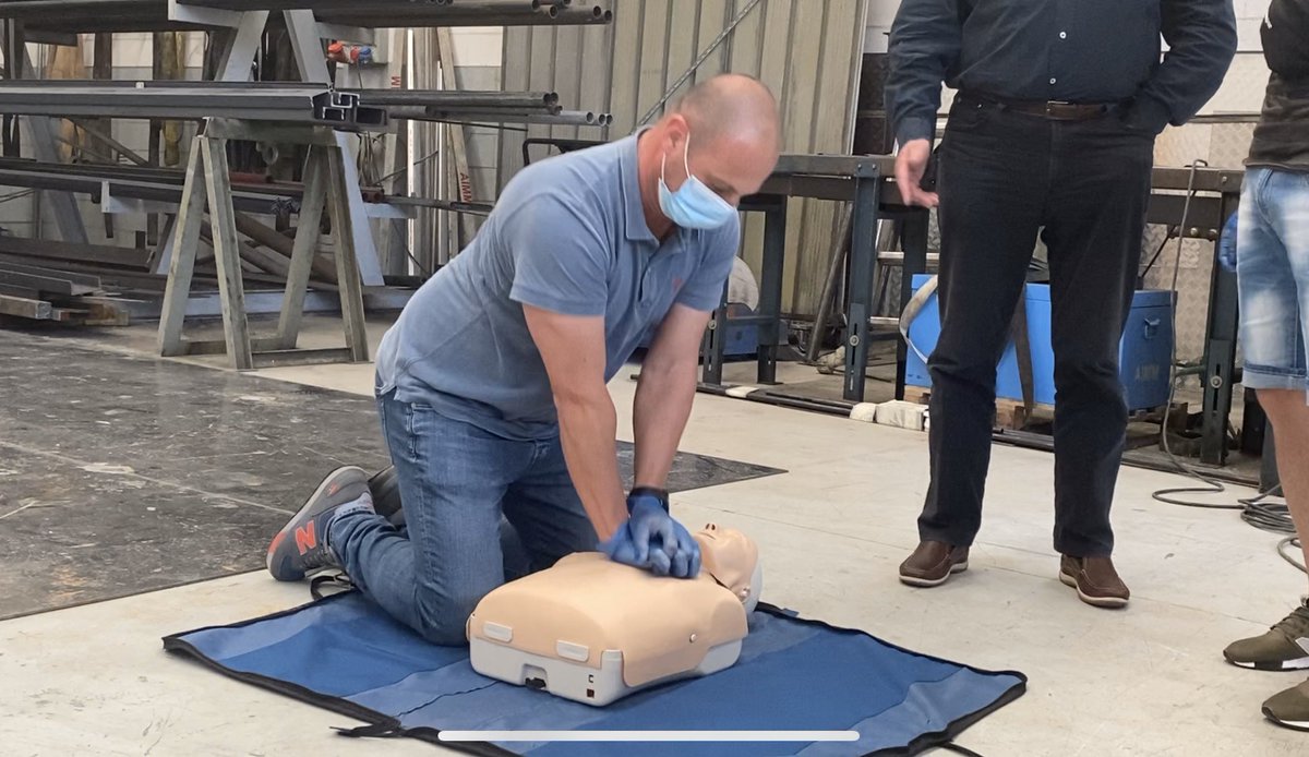 AIMM_ITALIA's tweet photo. I nostri ragazzi al corso di Primo Soccorso imparano la tecnica corretta per effettuare il massaggio cardiaco 👨🏻‍⚕️🚑 Our boys in the First Aid course learn the correct technique for performing heart massage

#aimm #work #industry #maintenance #firstaid #learn #safetyfirst #safety https://t.co/GZwm6ag161