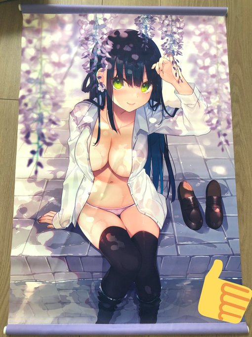 boothで受注受付してたタペストリの現物が届いた!明日倉庫に送るから、近々予約してくれてた方の元にも届くと思います!

胸からお腹にはいってる線はタペストリー自体のシワの影なので伸ばせば問題ないです👌 