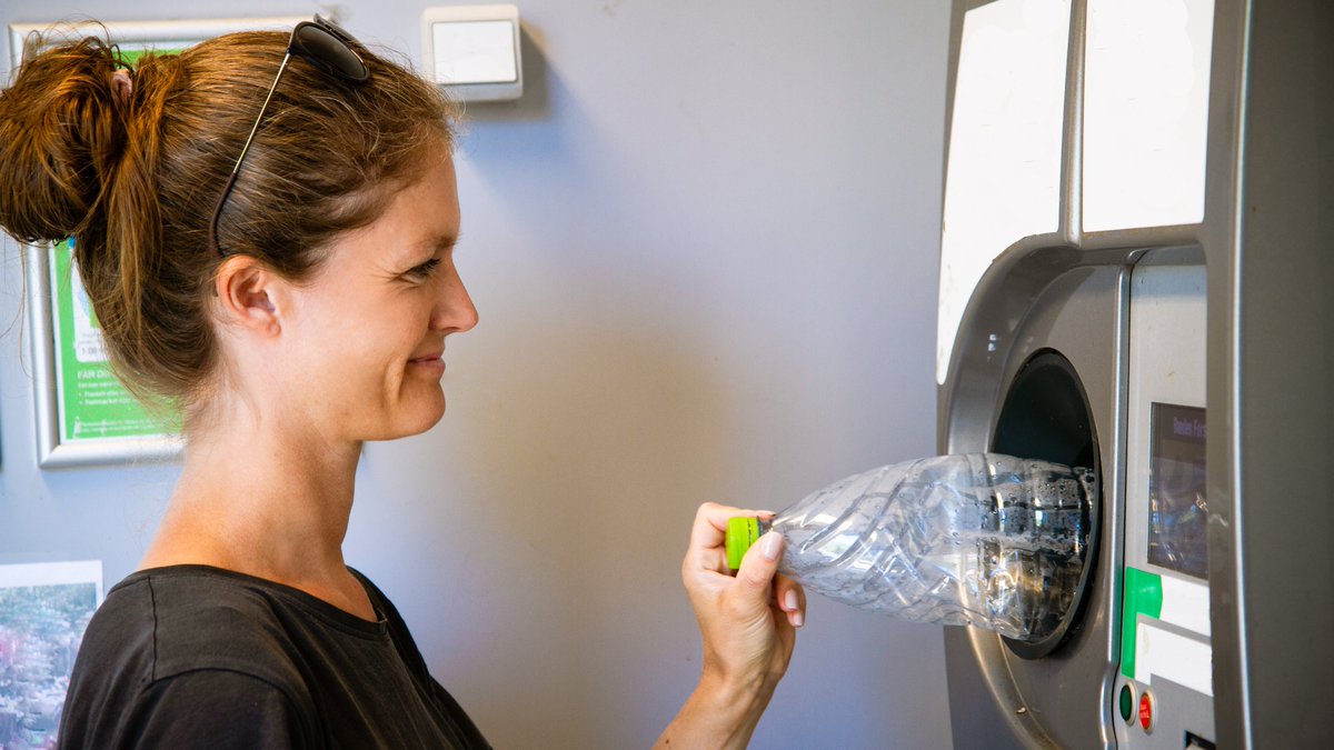 denmarkdotdk's tweet photo. ♻️ #Danish recycling record ♻️ 

92 % of all bottles and cans were returned for #recycling in #Denmark in 2019. That's a record! 

More than 1.4 billion bottles and cans included in the deposit system were recycled - and saved the #climate for more than 150,000 tonnes of CO2. https://t.co/xswuUMoAST
