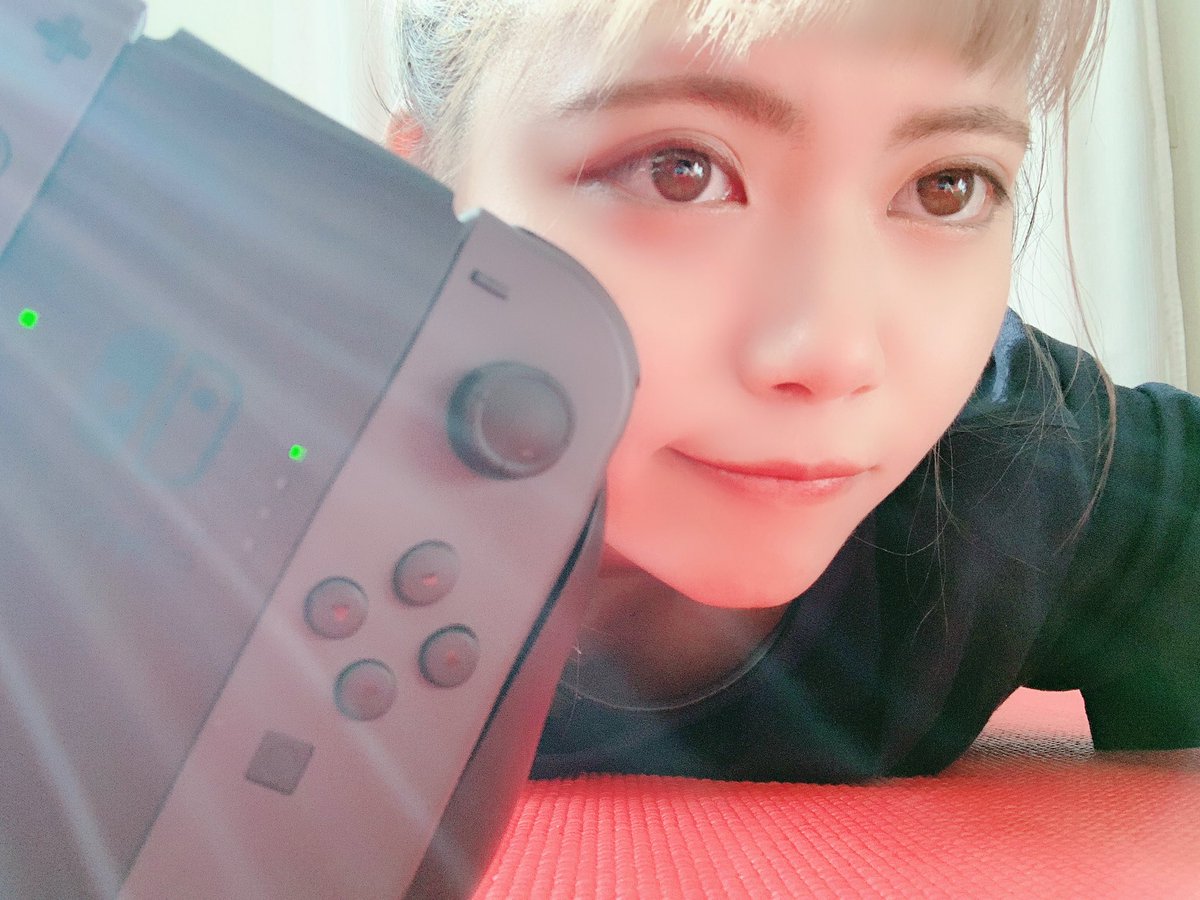 a_a__o0's tweet photo. 暇すぎちゃって
最近は
Switchとヨガマットが
お友達になってる、🤣

どうしたら、ゲーム強くなりますか((
今までゲームに触れない生活してたから下手くそすぎちゃって😣😣 https://t.co/00mtd8pPQY
