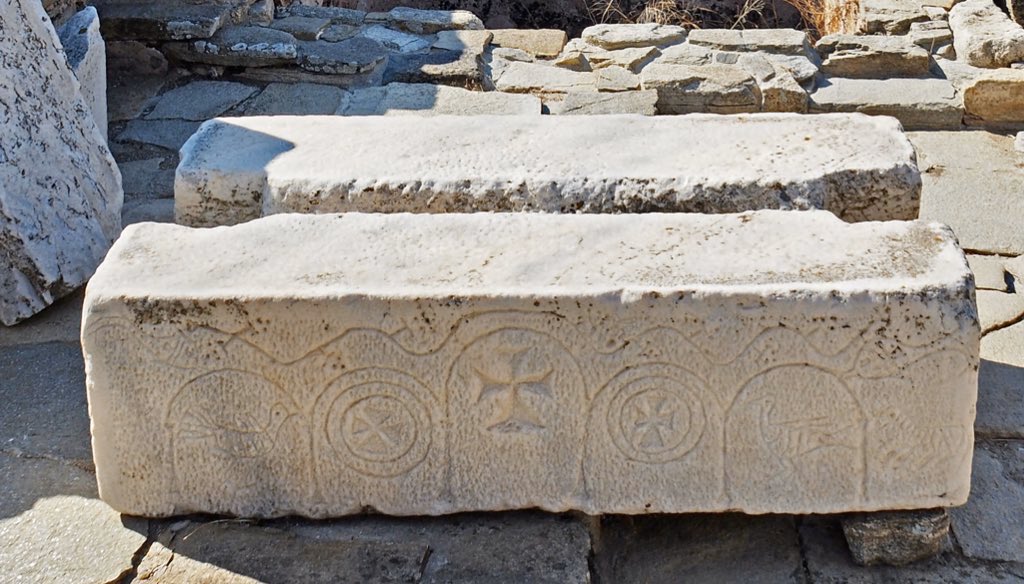 Some are even beautifully decorated with  #epigraphy or  #iconography, like these counterweights from  #Delos, showing the care and importance placed in equipment and facilities.