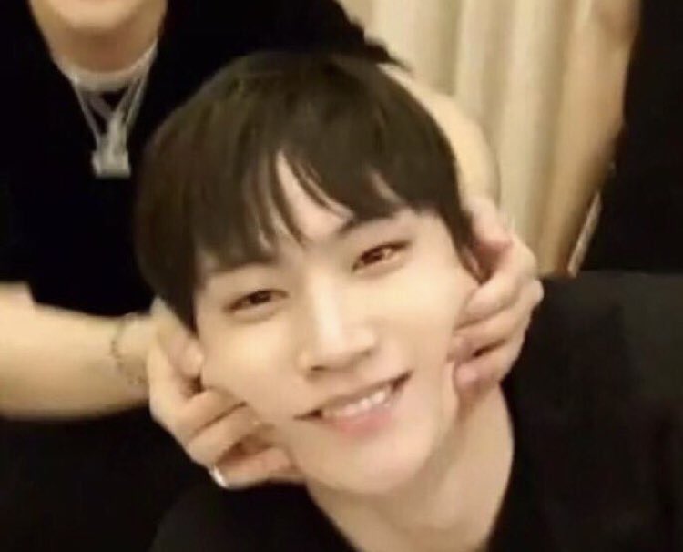 got6 and their love for jaebeom’s cheeks; a must to do thread #GOT7    #갓세븐  @GOT7Official