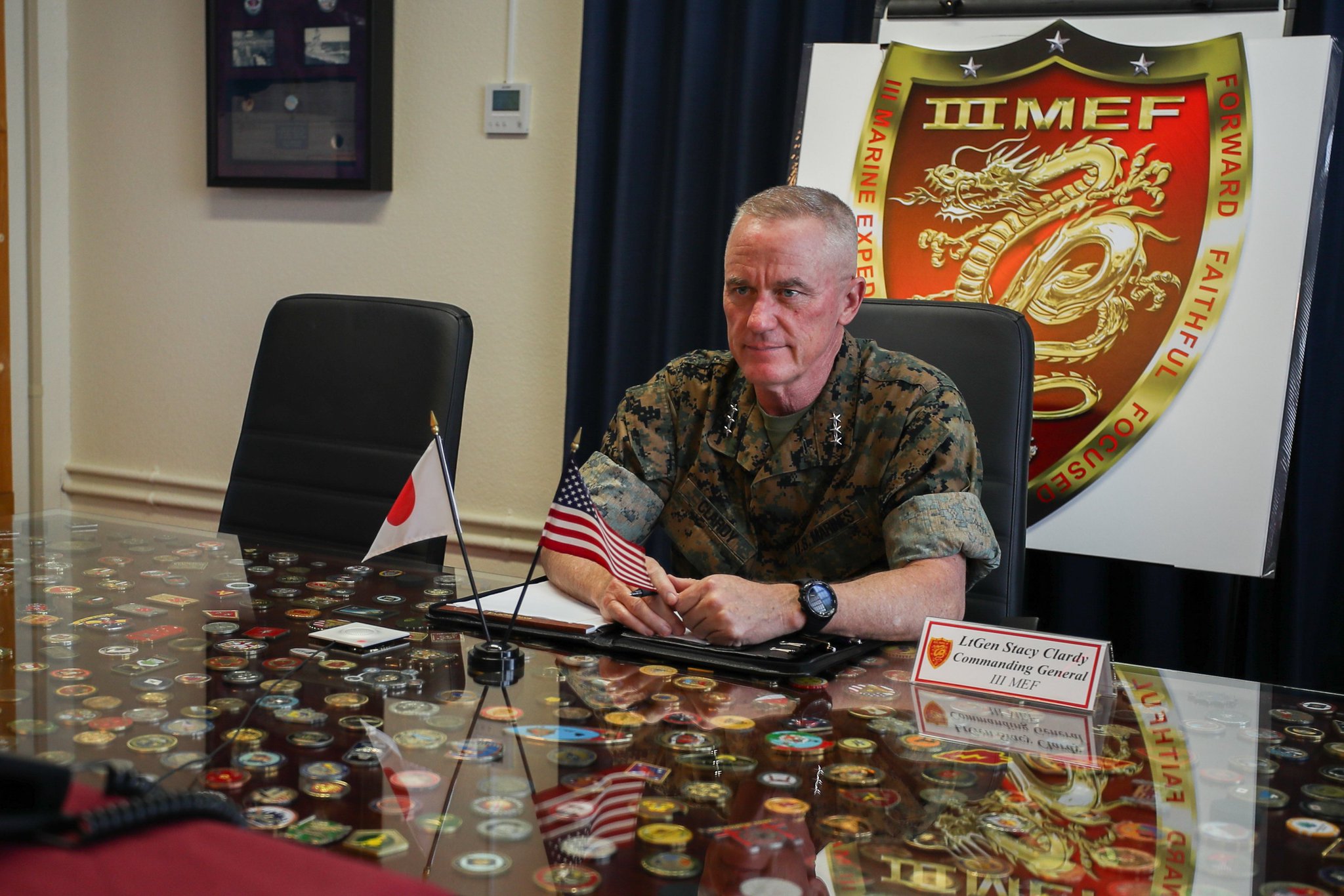 在日米第三海兵遠征軍 第三海兵遠征軍司令官クラーディ中将と南西航空方面隊司令官鈴木空将はテレビ会談を行い新型コロナウイルスに関する取り組みや情報を交換し 南西域における米軍と自衛隊との強固な連携を維持することについて確認しました 在日米第三海兵遠征軍 第三海兵遠征軍司令官クラーディ中将と南西航空方面隊司令官鈴木空将はテレビ会談を行い新型コロナウイルスに関する取り組みや情報を交換し 南西域における米軍と自衛隊との強固な連携を維持することについて確認しました