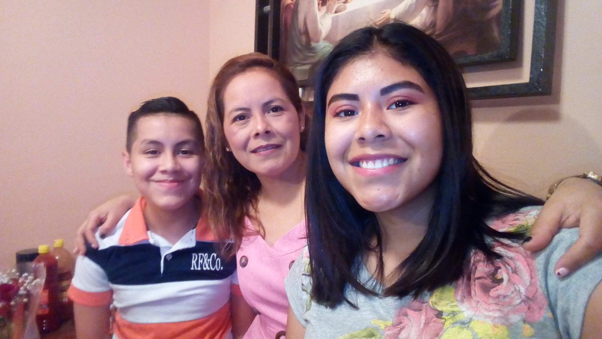 DdebaniRrdz's tweet photo. Feliz Día De Las Madres!🌷
Te Amo mucho Maa!💖 https://t.co/IdPukBnF4a