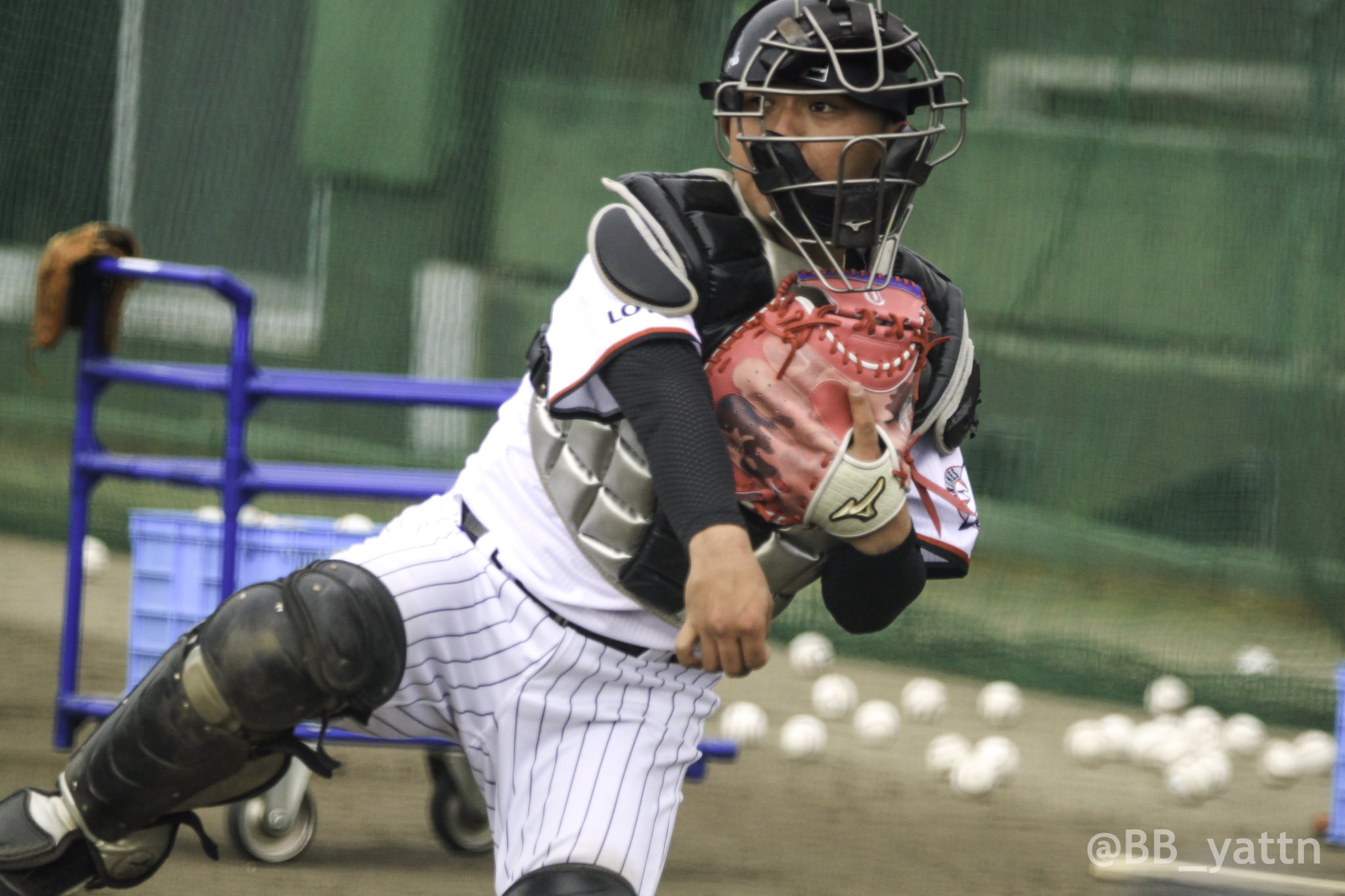 やっつん Photo 小脇に抱えられてるのも乙な感じ こんな世の中だからプロ野球ファンにはキャッチャーマスクも必要だ 佐藤都志也 T Co Zw0llboal4 Twitter