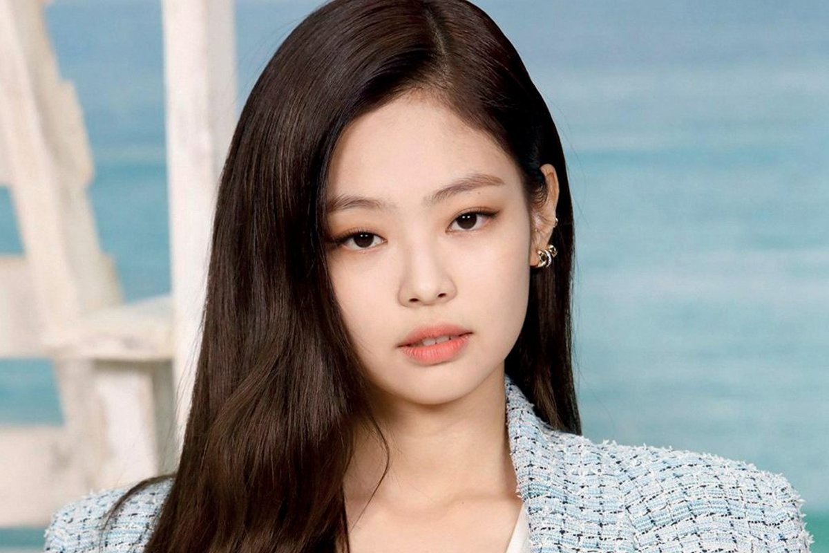 3. facial expressionsgirls with rbf are always harshly criticized and considered rude while male idols are deemed cool and mysterious, best examples of this would be jennie from bp and nancy from momoland to taehyung from bts and sehun from exo