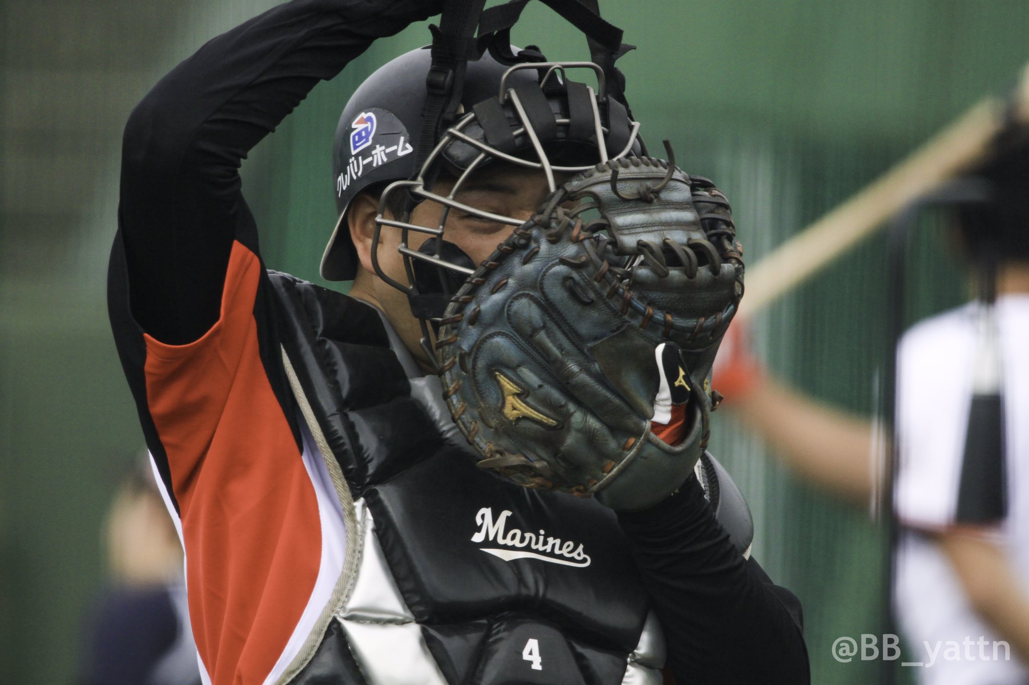 やっつん Photo 小脇に抱えられてるのも乙な感じ こんな世の中だからプロ野球ファンにはキャッチャーマスクも必要だ 佐藤都志也 T Co Zw0llboal4 Twitter