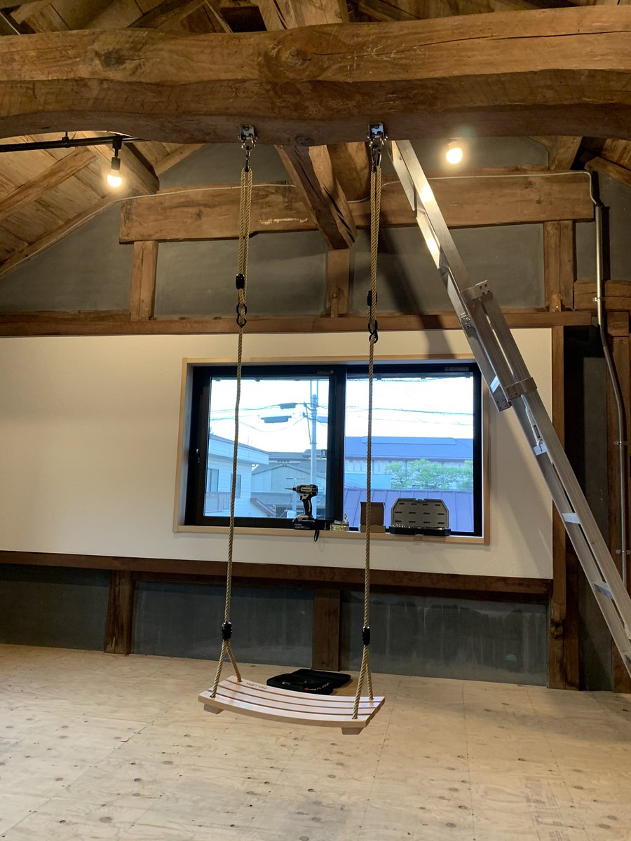 ごきげん ゆりちゃん 3y1m セルフリフォーム中の蔵にブランコを取り付けました 辻ちゃんの家と同じやつをamazonで買いました 梁に金具を固定してブランコはカラビナを引っ掛けるだけ すごく楽しそうに乗ってて嬉しい
