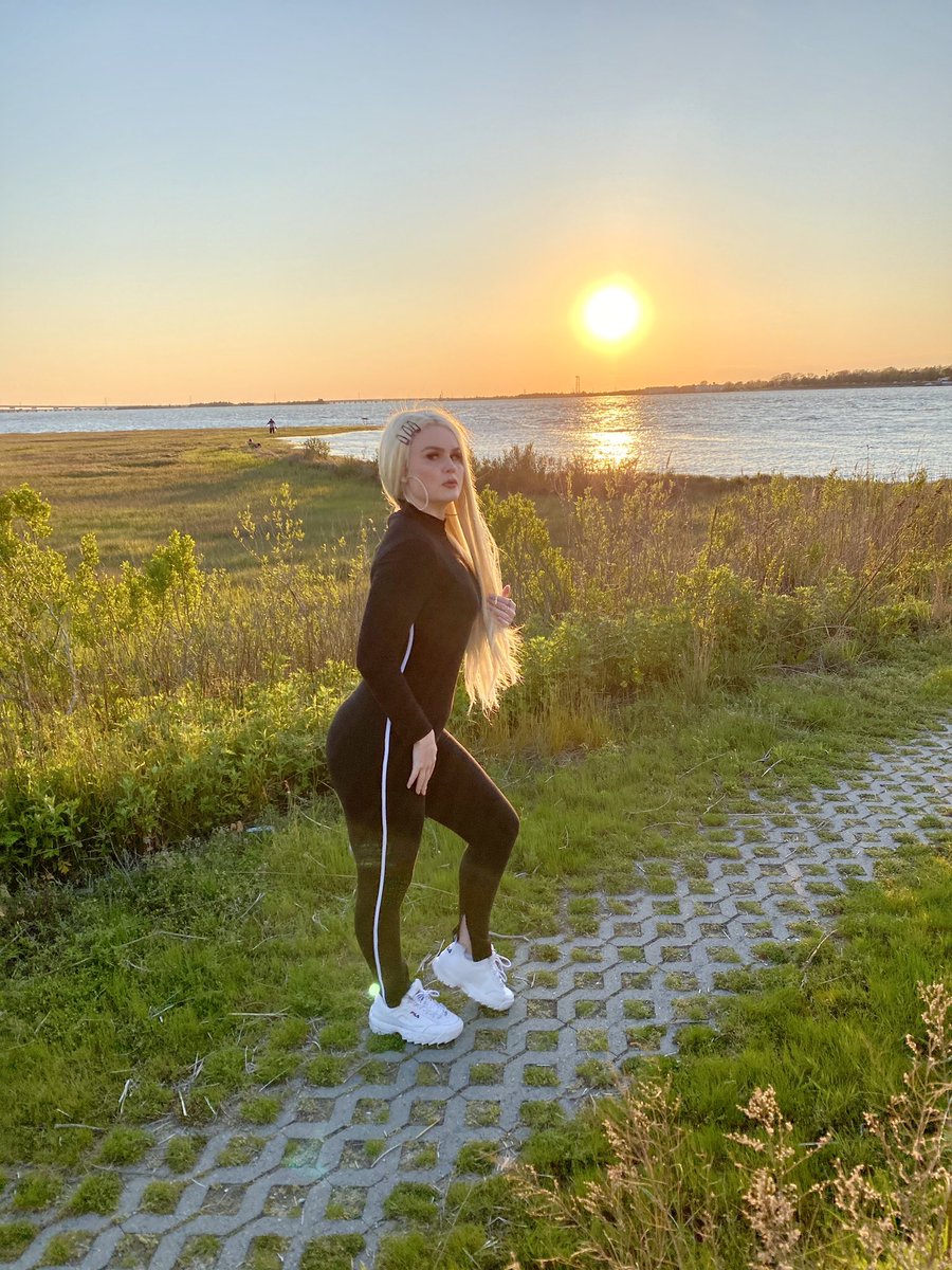 AshleeKeating's tweet photo. Jersey girl. Jersey sunset 💛🔥 Staying comfy & cute back home during #quarantine where I grew up thx to my @OfficialPLT fit. 🦄 #PLT #StayhomewithPLT #prettylittlething https://t.co/QrRo1ppRjg