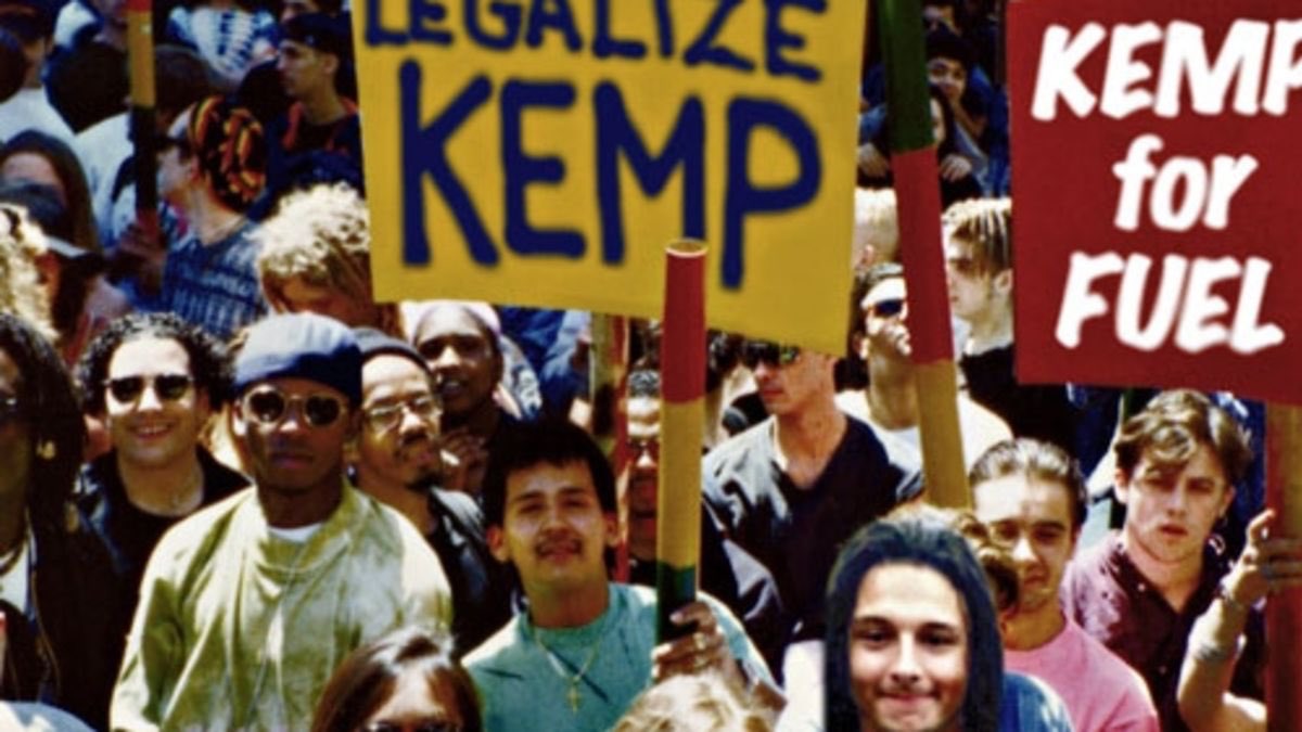 kylereardonfilm's tweet image. The legalize Shawn Kemp sign is the greatest sign in sports history. #TheLastDance