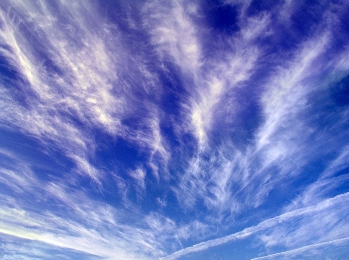 (1) 巻雲 (けんうん) = cirrusaka すじ雲 (すじぐも), "streaky clouds"cirrus clouds are wispy and form high in the sky. in japan, clouds like cirrus are traditionally associated with the clear weather of autumn.巻雲 can also be written as 絹雲 ("silk clouds").