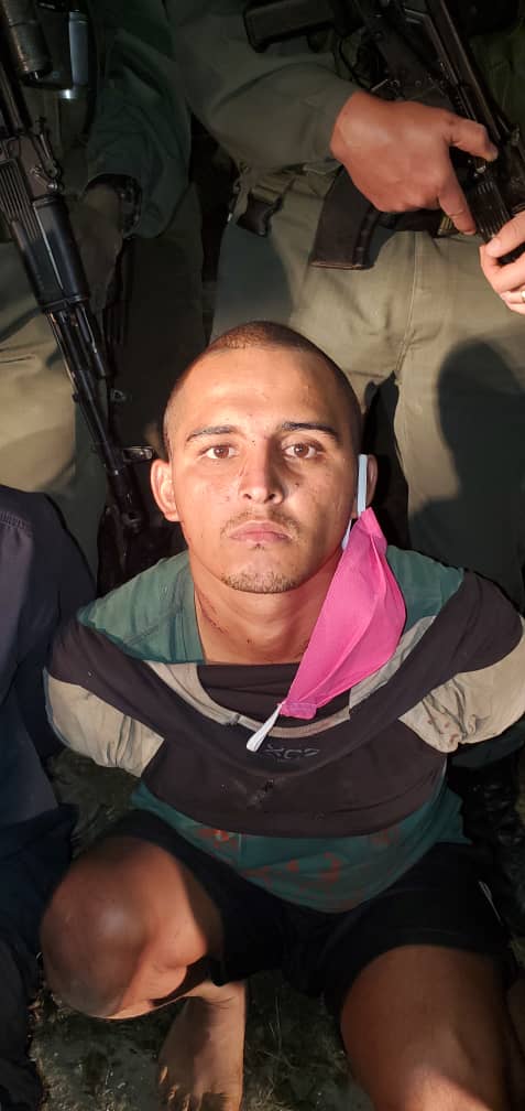 IRDA_OFICIAL's tweet photo. @IRDA_OFICIAL #Dom10
Los terroristas capturados en la zona de Petaquirito en el edo La Guaira son 7 hombres y una mujer...1-2 https://t.co/fKhZ4iWuwg