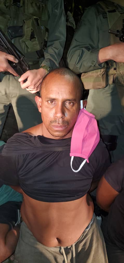 IRDA_OFICIAL's tweet photo. @IRDA_OFICIAL #Dom10
Los terroristas capturados en la zona de Petaquirito en el edo La Guaira son 7 hombres y una mujer...1-2 https://t.co/fKhZ4iWuwg