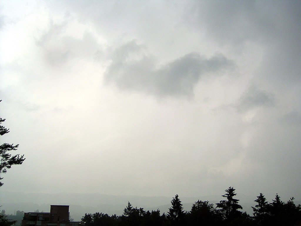 (6) 乱層雲 (らんそううん) = nimbostratusaka 雨雲 (あまぐも), "rain clouds"nimbostratus are gray, uniform clouds that produce rain and snow.japan famously has its rainy season during the summer, starting in june and continuing into july.
