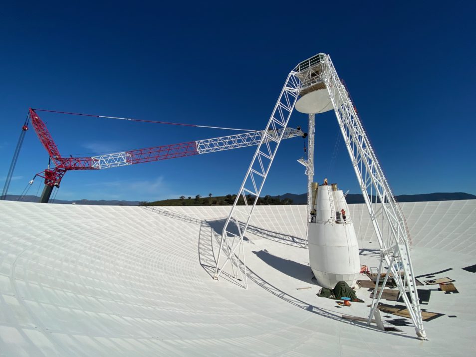 CSIRO's tweet photo. This 70-metre antenna helps NASA communicate with robotic spacecraft exploring the Solar System and beyond. 📡With more missions to the Moon and Mars launching soon, we're giving it a spruce up. 🚀 

#DSS43 #CSIROspace

https://t.co/hmEBUJV9ri https://t.co/I9npFq2fAO