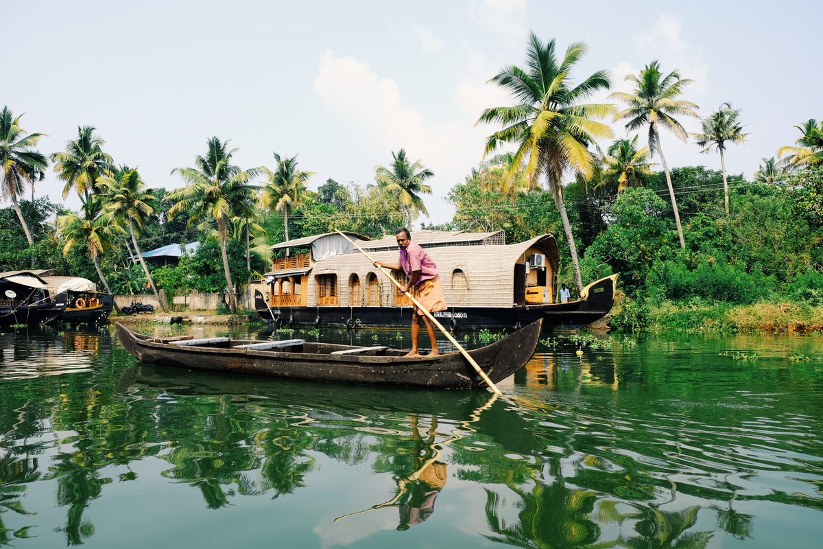 WeAreKuruWe's tweet photo. The backwaters of Kerala 🛶 - India 🇮🇳
#WeAreKuruWe #TravelTheWorld #Travel #indiangirl #indiaphotography
#southindia #backwaters #indiatravel #malayali #indian #india #mallu #kerala #travelblogger #ttot #tt #mondaythoughts #azhapuzha #Malayalam #southindian #travelphotography https://t.co/f2WflfLYu6