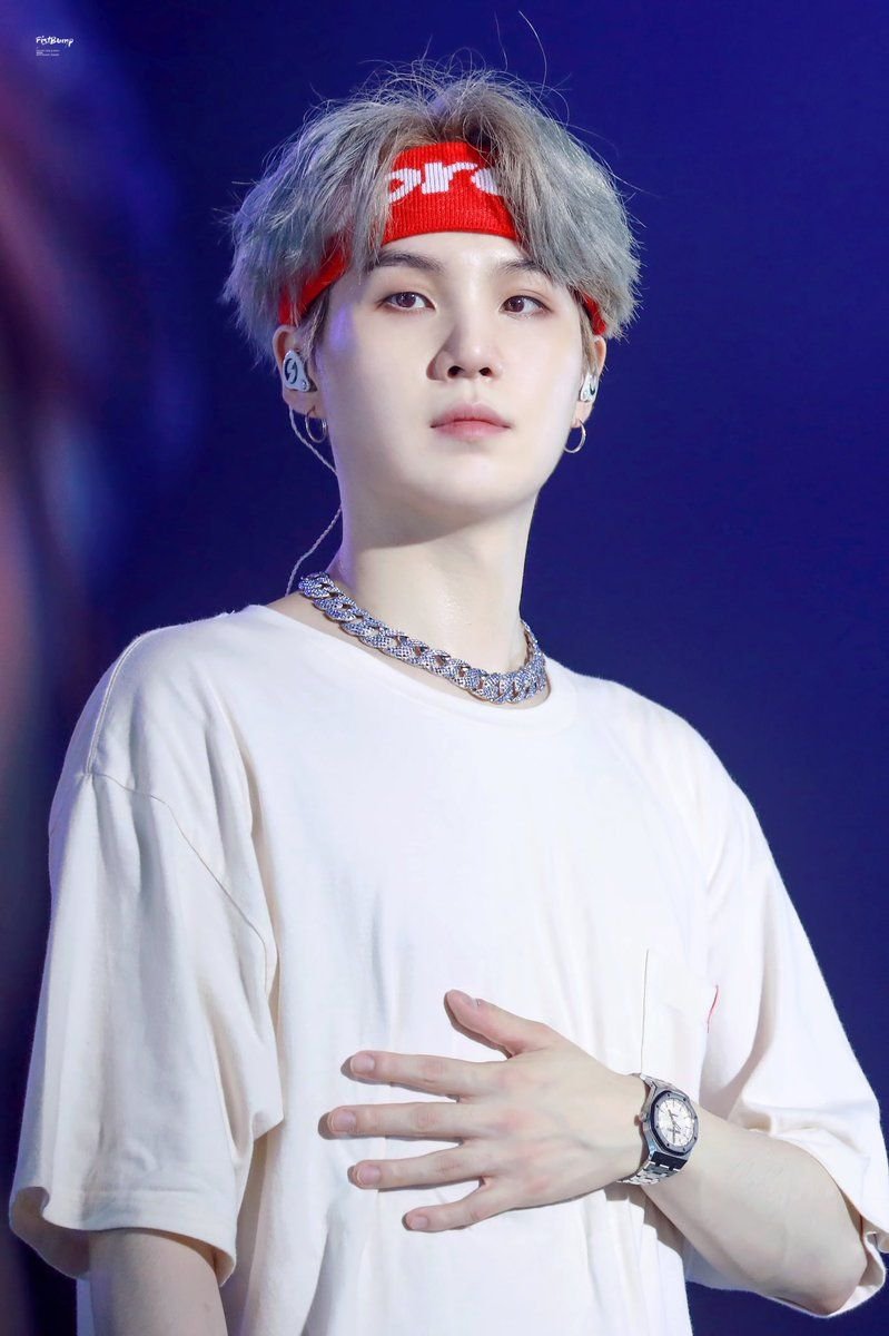 5. personalityamong male idols 'savageness' is usually seen as equivalent to being cool and adding to an idol's personality, for female idols 'savageness' is deemed being rude, jennie is told she's rude and a bully while yoongi gets told it adds to his cool image