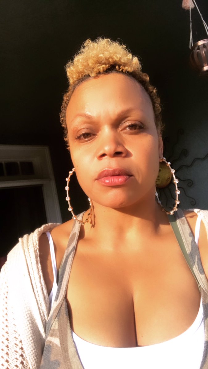 shellealycee's tweet photo. Happy Mother’s Day!!! I have truly been blessed during this quarantine season. I challenge you to come out better than! #TryGod #Grateful #SurroundedByLove #MissingOregon #AutzenHereICome #ReadyOrNot #Shat #QueenMotherDucker #DemDamnedDucks #HappyMothersDay https://t.co/X2xvZyCSUa