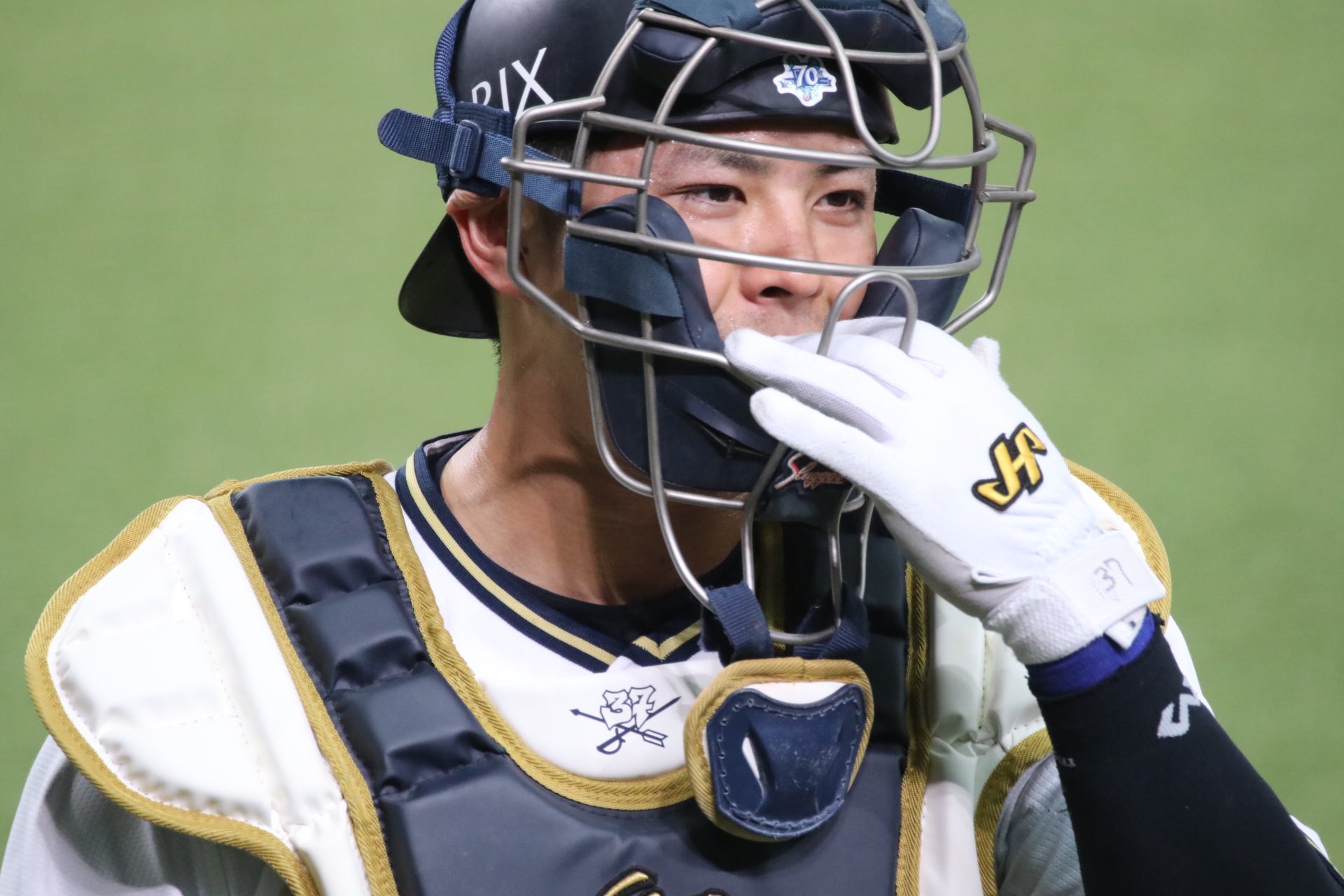 今日も今日とて V Twitter こんな世の中だからプロ野球ファンにはキャッチャーマスクも必要だ マスクの下は汗びっしょり T Co 9ilappxhoi Twitter