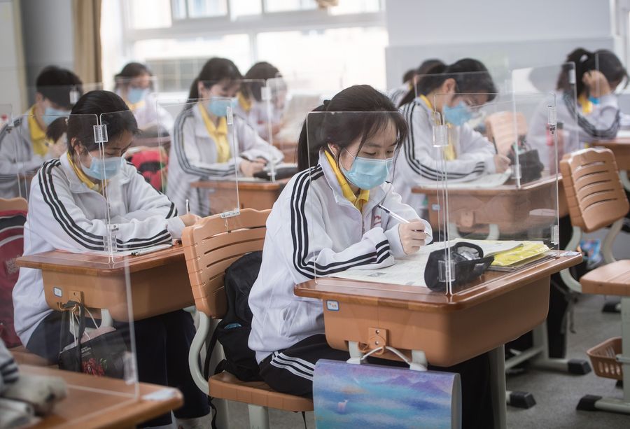 XHNews's tweet photo. Hubei Province on Sunday reported 5 new confirmed COVID-19 cases, all of whom were previously asymptomatic and were domestically transmitted in the provincial capital Wuhan https://t.co/ohhXl5NqxT https://t.co/R6j0msUakM